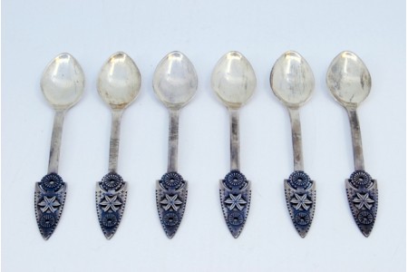  Conjunto de seis colheres de café em prata com cabos recortados e relevados.